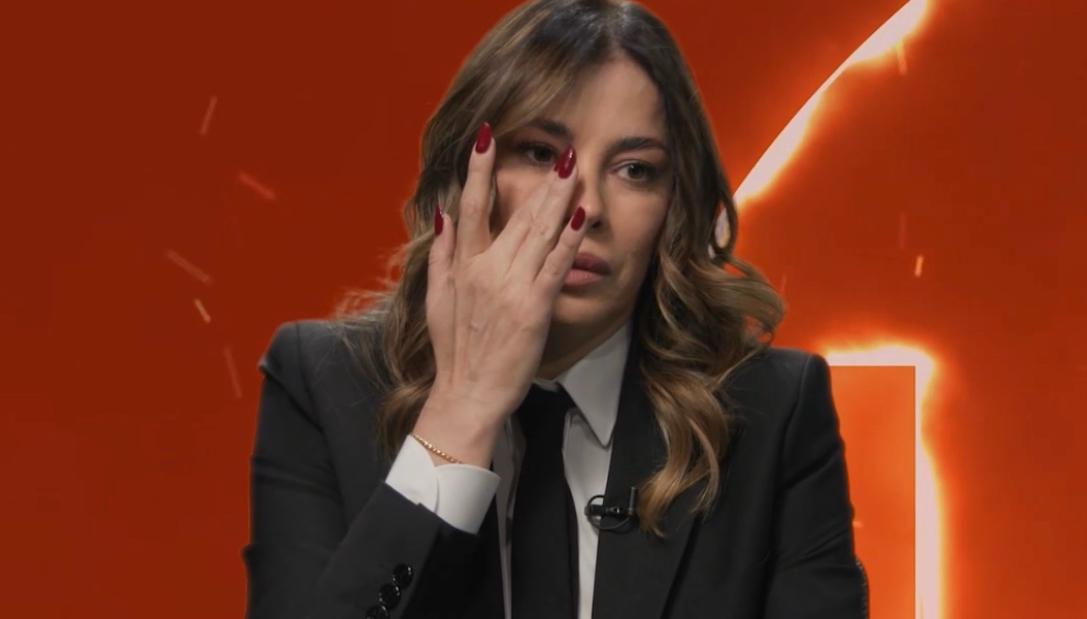 Aida Yespica in lacrime a Le Iene: “A 7 anni abusata da mio zio, per avere rapporti con gli uomini dovevo assumere alcolici” article-post