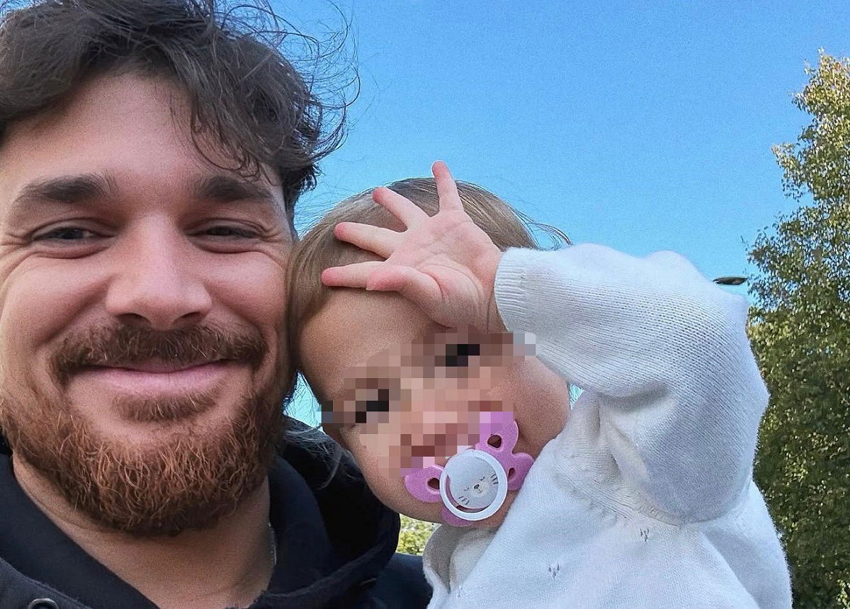 Andrea Cerioli sbotta dopo le critiche ad alcuni video della figlia Allegra: “Tutti fenomeni là fuori, che sbriciolamento di cogl*oni” article-post