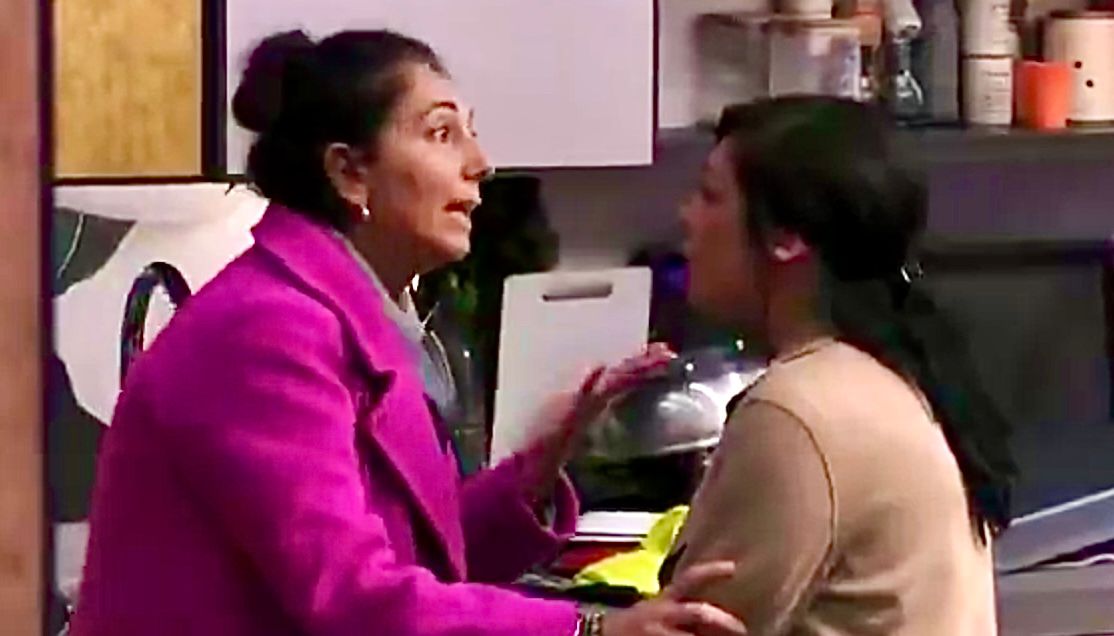 Grande Fratello, uno scherzo degenera e scoppia la lite tra Donatella e Francesca: “Mi hai presa per i capelli!” article-post