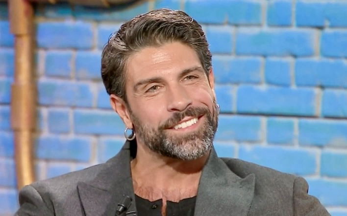 Isola, Gilles Rocca confessa: “Ho un lato femminile preponderante. Le avances di un uomo? Se mi piacesse le accetterei…” preview