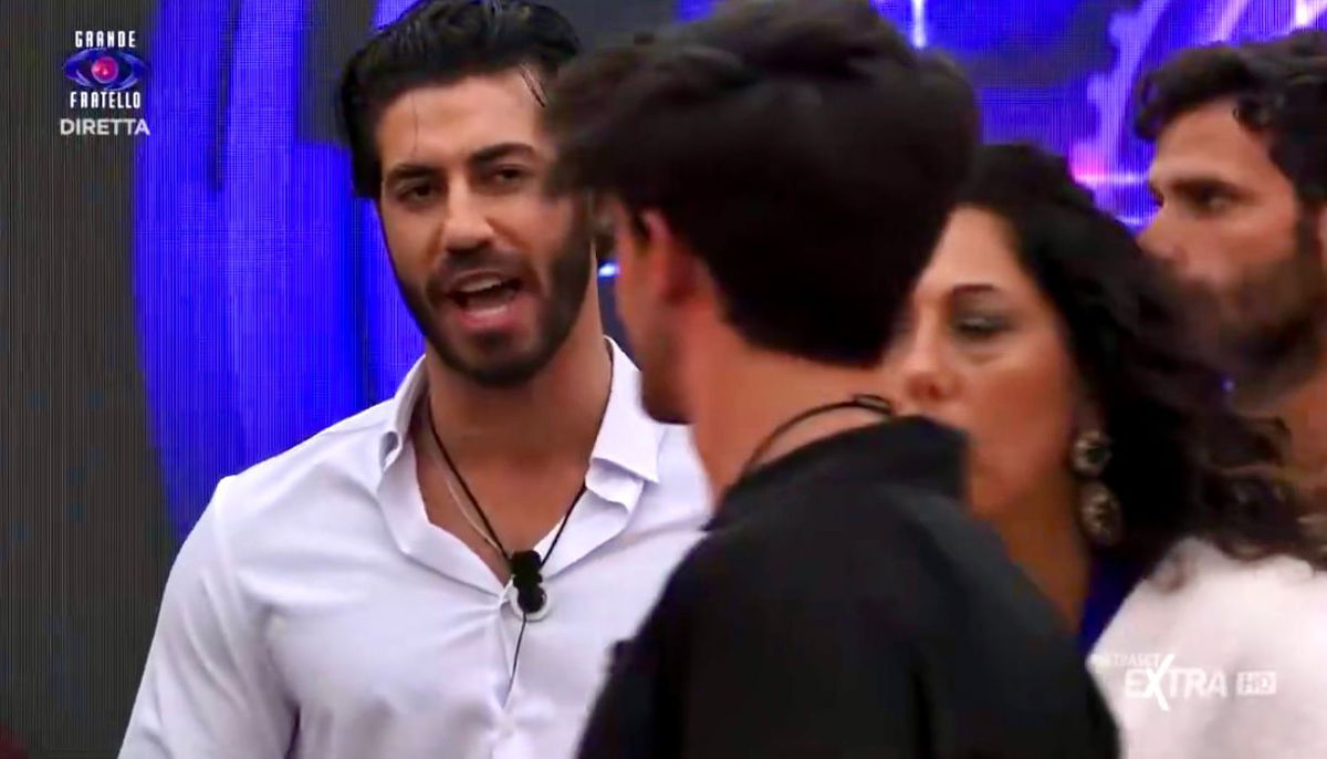 Grande Fratello, Jonas si intromette nello scontro tra Simone e Omer: “Buffone, te ce mando a calci in cul* fuori da qua!” article-post