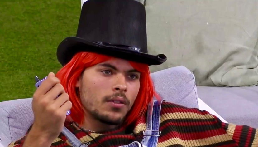 Grande Fratello, Simone si dichiara nella notte: “A me qui dentro interessa solo di quella ragazza” preview