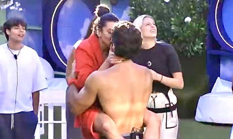 Grande Fratello, scatta il bacio tra Omer e Rasha: la reazione dei coinquilini preview