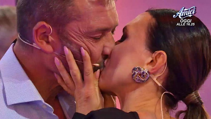 Uomini e Donne, Agnese De Pasquale bacia Roberto Priolo e le scrivono “sei solo una put*ana”: la reazione della dama preview