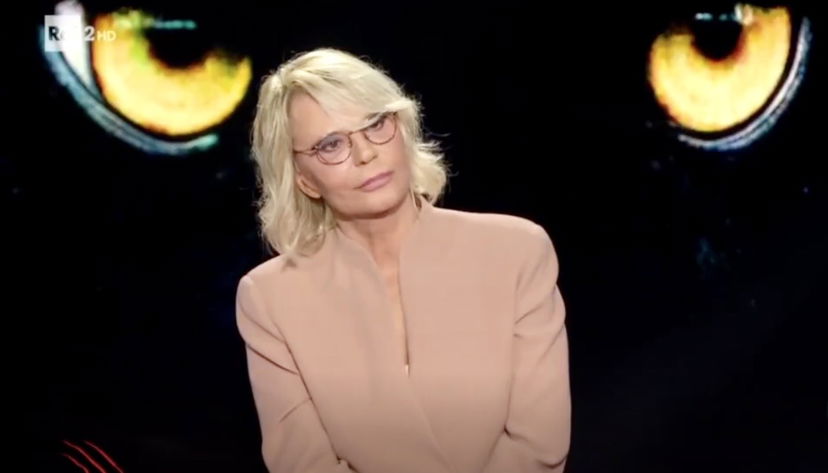Maria De Filippi a Belve si commuove parlando di Maurizio Costanzo: “Se potessi rivederlo gli chiederei se…” preview