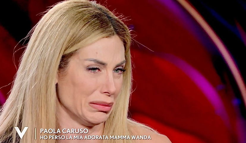 Verissimo, Paola Caruso in lacrime dopo la perdita della mamma: “Pensavo fosse uno scherzo, sto vivendo un incubo” preview