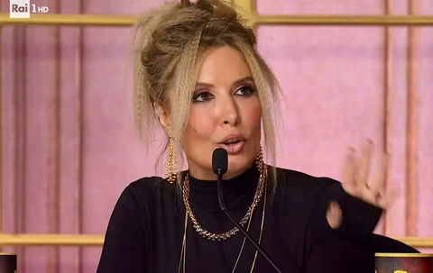 Selvaggia Lucarelli attaccata da un profilo anonimo dietro cui si nasconderebbe un ex concorrente di Ballando con le Stelle preview