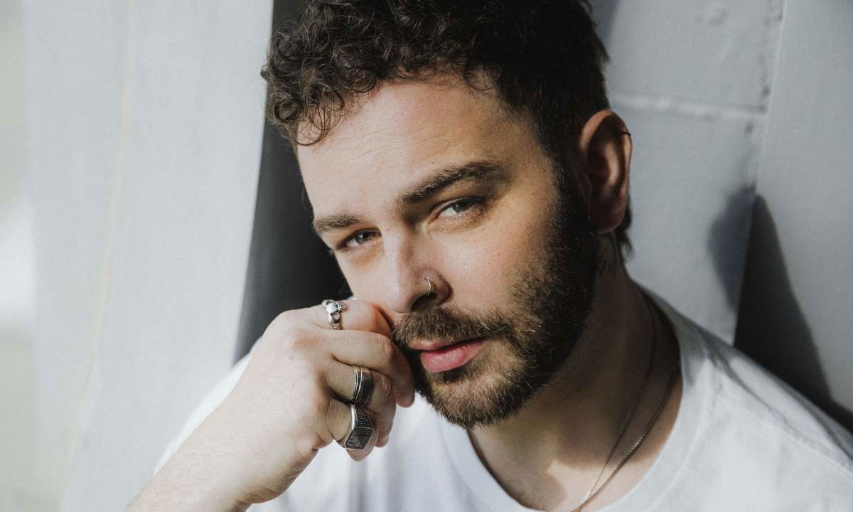 Lorenzo Fragola ed il racconto choc sul padre: “Chiuse la porta, abbassò le serrande e me le diede con la cintura” article-post