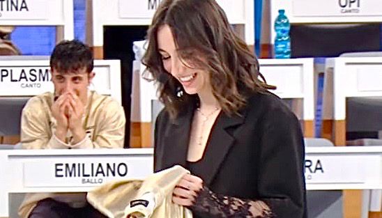 Amici 25, puntata del 22/02/26: Angie conquista la maglia dorata e accede al serale preview