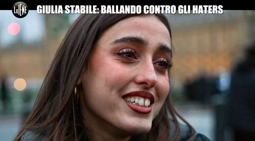 Giulia Stabile: “Ho avuto delusioni d’amore anche grandi. La prima volta che ho fatto l’amore ho pianto, adesso invece…” preview