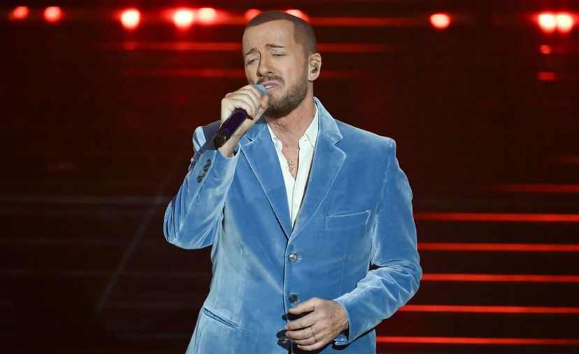 Sanremo 2026, un gesto di Raf dietro le quinte viene immortalato dalle telecamere e diventa virale sui social (Video) preview