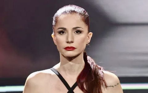 Andrea Delogu per la prima volta racconta come sta dopo la morte del fratello diciottenne: “Non voglio lasciare andare il dolore” preview