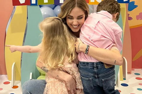 Chiara Ferragni viene ‘intervistata’ dai figli Leone e Vittoria: il video diventa subito virale preview