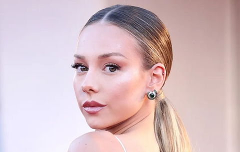 Élite, Ester Exposito si è fidanzata con un famosissimo calciatore? La paparazzata a Parigi (Foto) preview