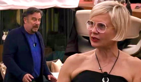 Gf Vip 8, volano stracci tra Dario Cassini e Antonella Elia che sbotta: “Codardo, vile e bugiardo, una cosa orrenda!” preview