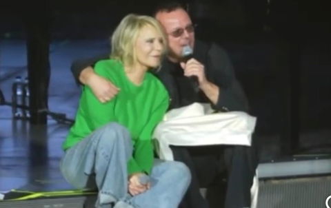 Amici 25, Gigi D’Alessio giudice del serale: lo annuncia direttamente Maria De Filippi ospite al concerto del cantante preview