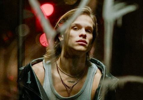 Amici, Matthew esce allo scoperto con la sua nuova fidanzata: chi è lei article-post