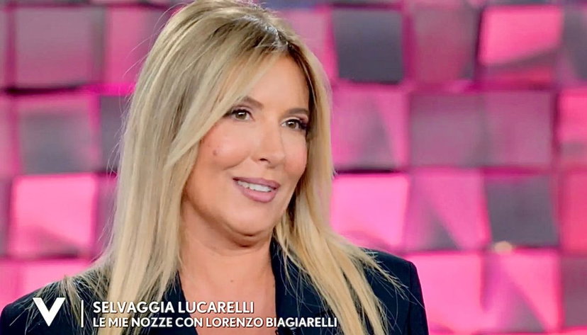 Verissimo, Selvaggia Lucarelli svela di aver rimandato il matrimonio con Lorenzo Biagiarelli: ecco perché preview