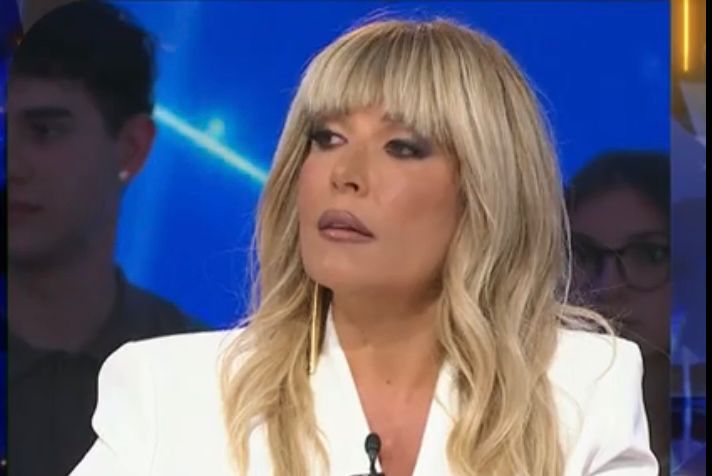 Gf Vip 8, “strappata la Lucarelli a Ballando e strapagati i Vip per non arrivare a 2 milioni di spettatori”: Selvaggia Lucarelli replica al giornalista preview