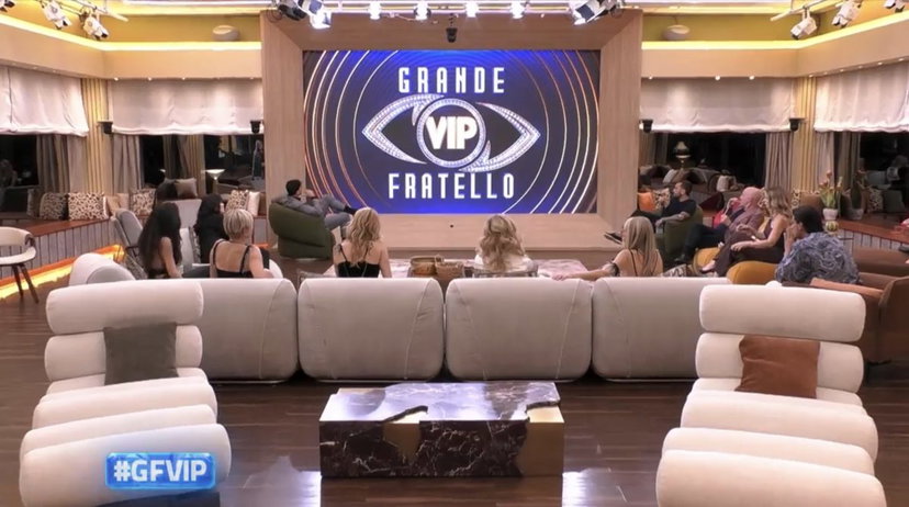 Gf Vip 8, la regia per errore inquadra un tecnico del reality ed il web impazzisce per lui (Video) preview