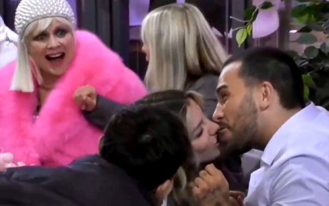 Gf Vip 8, scatta il bacio (per gioco) tra Lucia Ilardo e Raul Dumitras: la reazione dei Vipponi preview
