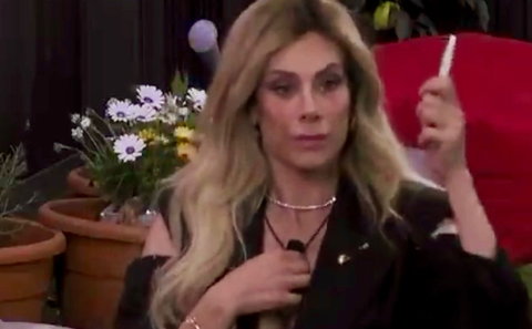 Gf Vip 8, Paola Caruso dopo la puntata sclera contro Antonella Elia: “Psicopatica, animale!” preview