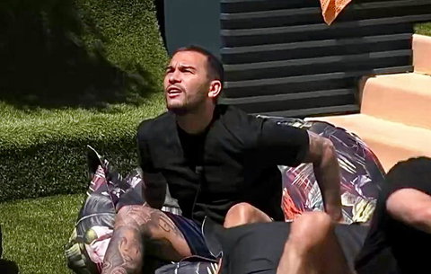 Gf Vip 8, sulla Casa vola un aereo per Raul e Lucia: la reazione di lui (Video) preview