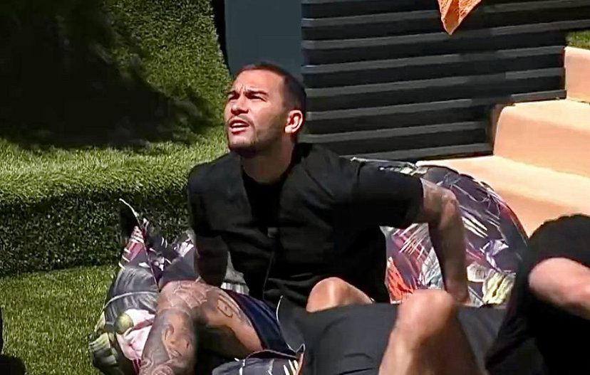 Gf Vip 8, sulla Casa vola un aereo per Raul e Lucia: la reazione di lui (Video) preview