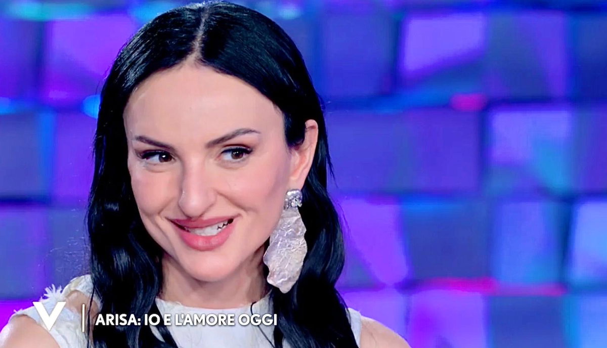Arisa parla d’amore a Verissimo: “Quando sono fidanzata sono molto focosa, quanti anni mi restano per copulare?” article-post