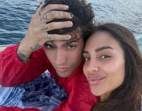 Aka7ven e Cristina Ferrara fanno sul serio: l’importante gesto del cantante verso la fidanzata (Foto) preview