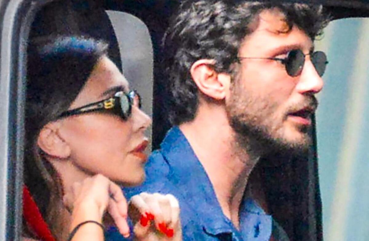 Belen Rodriguez paparazzata con Stefano De Martino dopo la crisi: “Lei è importante per lui” article-post