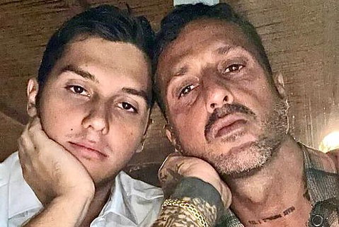 Fabrizio Corona parla del figlio Carlos Maria: “Ha la sindrome di Asperger e vive in comunità, sono fortunato ad avere un figlio così speciale perché…” preview