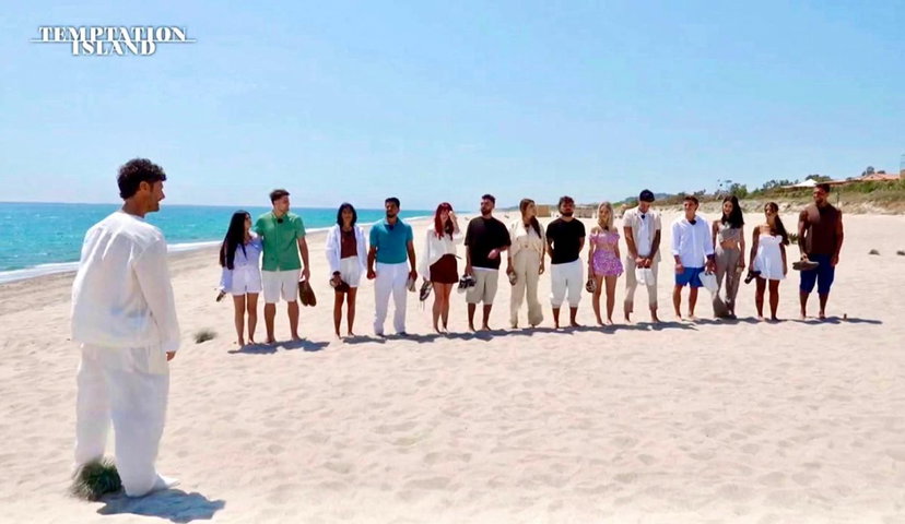 Temptation Island 14, fidanzata avvistata ieri sera: chattava col fidanzato (con cui quindi non si sarebbe lasciata) e controllava la crescita di follower preview