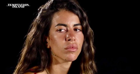 Temptation Island 14, cosa c’è scritto nel tatuaggio sul mento di Alessandra? Una telespettatrice svela l’arcano preview