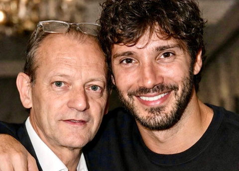 Stefano De Martino ritira il premio intitolato a suo padre Enrico: il suo emozionante discorso preview
