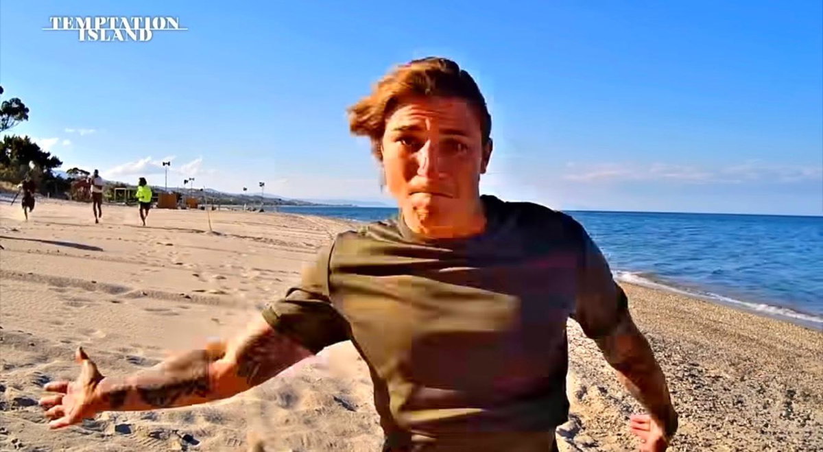 Temptation Island 14, seconda puntata: Gabriele vede Sara vicina ad Andre, sbrocca e corre nel villaggio delle fidanzate prendendo ‘a schiaffi’ le telecamere article-post