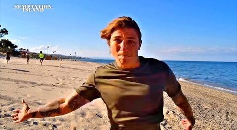 Temptation Island 14, seconda puntata: Gabriele vede Sara vicina ad Andre, sbrocca e corre nel villaggio delle fidanzate prendendo ‘a schiaffi’ le telecamere preview