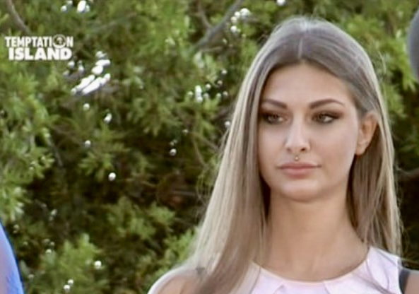 Temptation Island, l’ex tentatrice da 2 milioni di follower Roberta Carluccio confessa di essere stata “cacciata” dal programma perché… non faceva niente! preview
