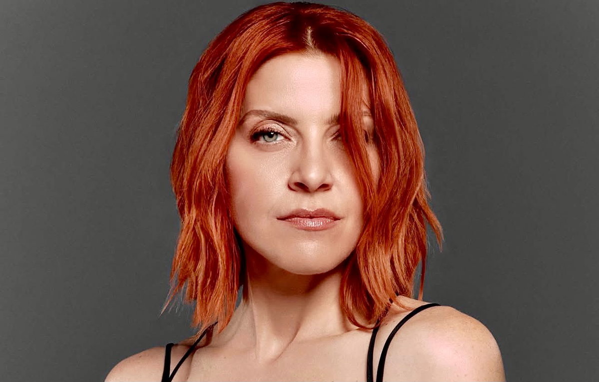 Noemi cade dal palco durante il concerto e finisce in Pronto Soccorso: ferita alla testa e sospetta frattura, ecco come sta (Video) article-post