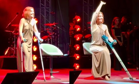 Noemi torna a cantare con le stampelle dopo l’incidente: “Avrei dovuto aspettare un po’ di più, ma…” (Video) preview