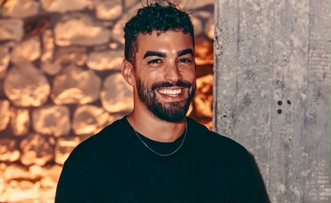 Temptation Island 14, il tentatore Lory avvistato in Sardegna insieme ad una delle fidanzate (e no, non è Sabrina) preview