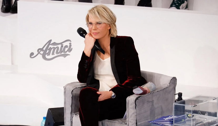 Amici, ballerino del talent scrive una dedica social a Maria De Filippi e la conduttrice risponde in prima persona attraverso l’account del programma preview