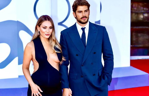 Venezia 83, Angela Caloisi sfila con Paolo Crivellin sul red carpet ma viene sommersa di critiche per l’abito: la sua reazione preview