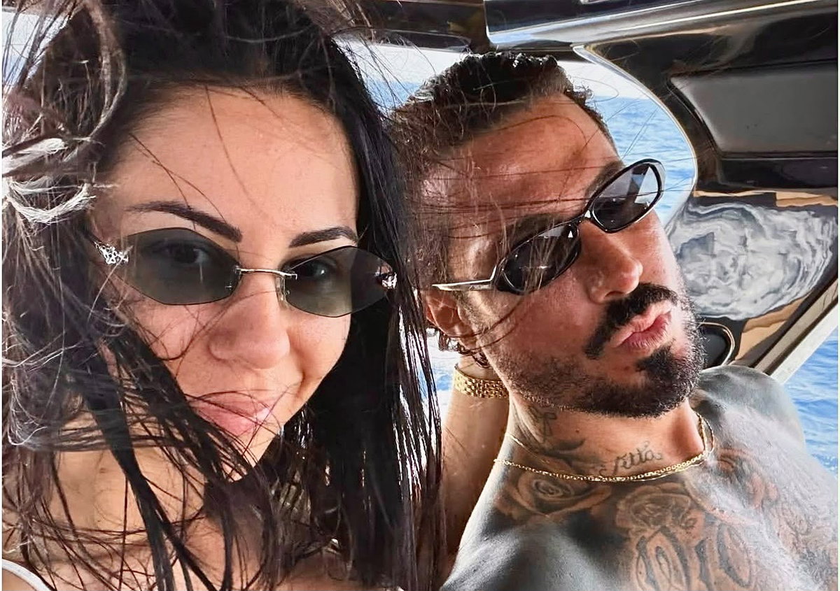 Armando Izzo archivia Raffaella Fico e torna ufficialmente con la moglie: lei pubblica una romantica dedica sui social (ma viene sommersa dalle critiche) article-post
