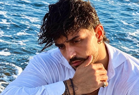 Uomini e Donne, Ernesto Passaro ha ritrovato l’amore? La foto con una misteriosa ragazza e i rumor: “L’ha conosciuta per caso” preview