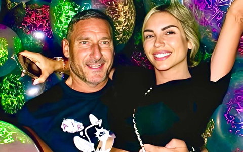 Francesco Totti svela com’è nata la storia con Noemi Bocchi: “Era bionda e bellissima, il primo bacio è arrivato quando…” preview