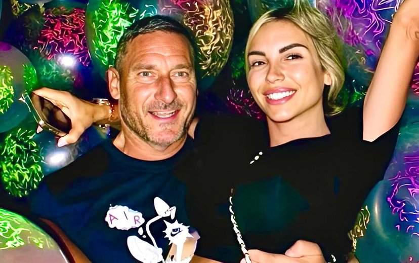 Francesco Totti svela com’è nata la storia con Noemi Bocchi: “Era bionda e bellissima, il primo bacio è arrivato quando…” preview