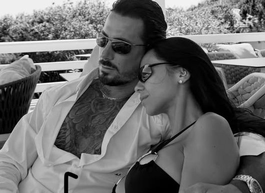 Armando Izzo pubblica un lungo post social in difesa della moglie: “Non è una donna debole perché ha deciso di tornare con me, ha avuto coraggio” preview