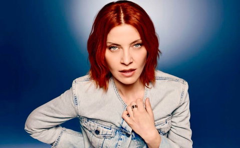 Noemi dopo la caduta dal palco confessa: “Ho rotto il bacino e scheggiato una vertebra, mi sono spaventata molto perché…” preview