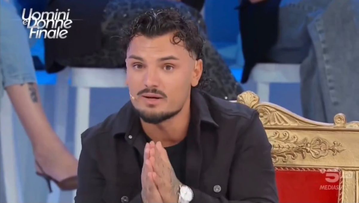 Uomini e Donne, la ragazza di Napoli richiesta nella puntata di oggi da Giovanni Grazioso lo sbugiarda: “Mi ha scritto mentre stava con Sabrina” article-post